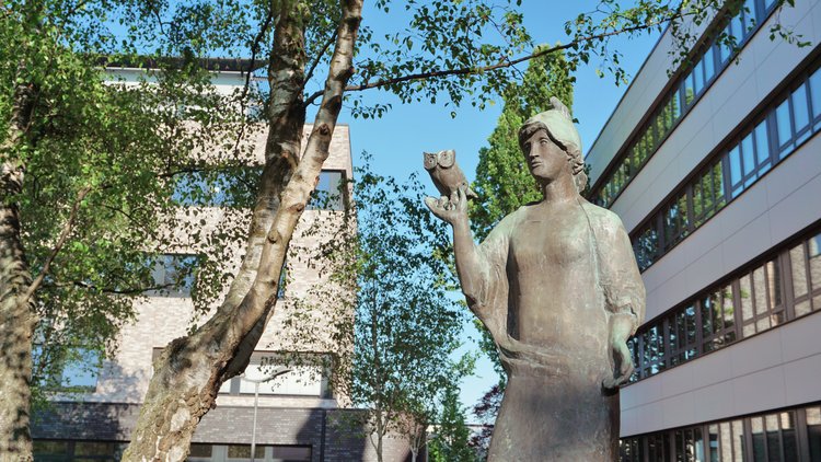 Weibliche Statue aus Stein mit Eule in der Hand